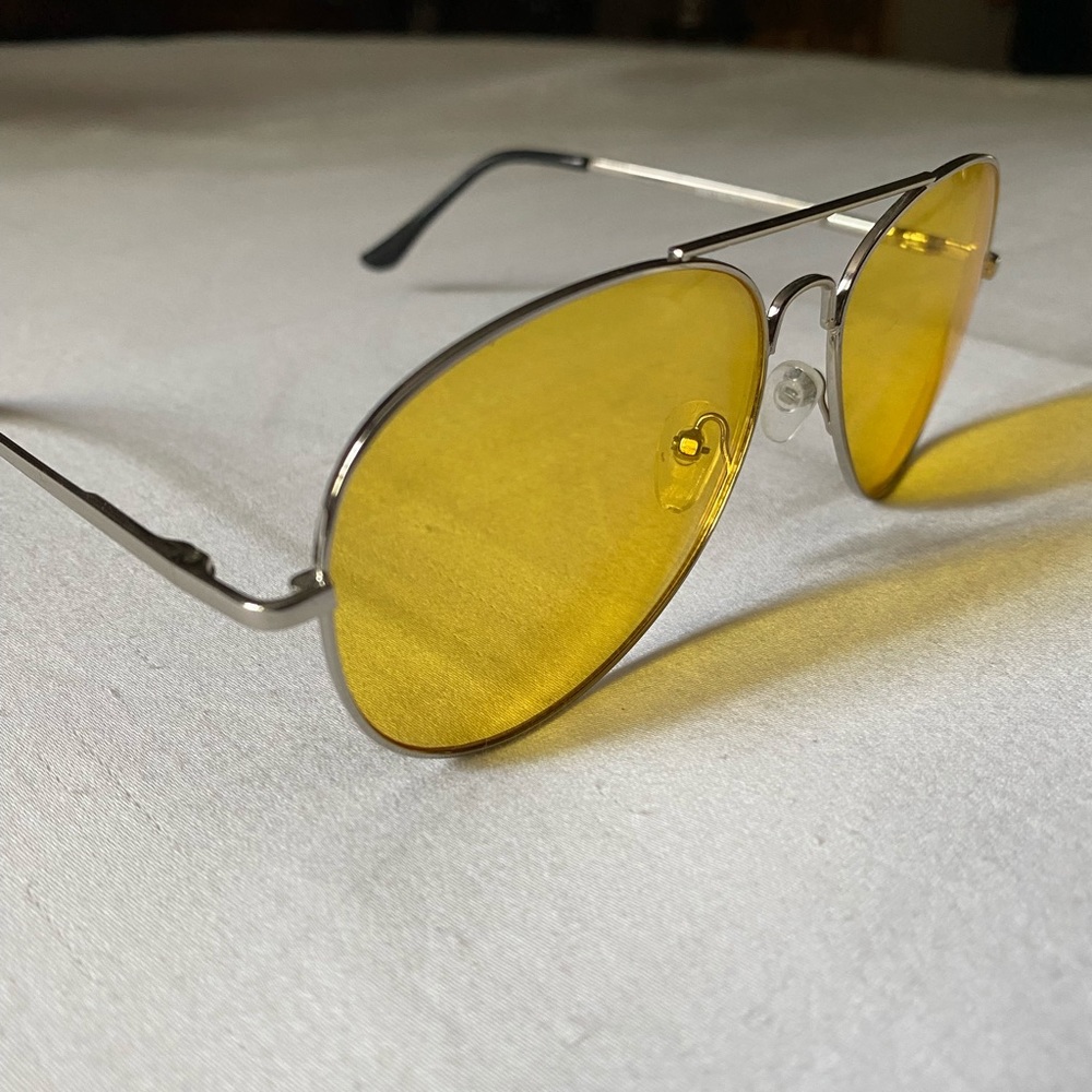 Retro 70s yellow aviator sunglasses. Unisex
FIRM PRICE